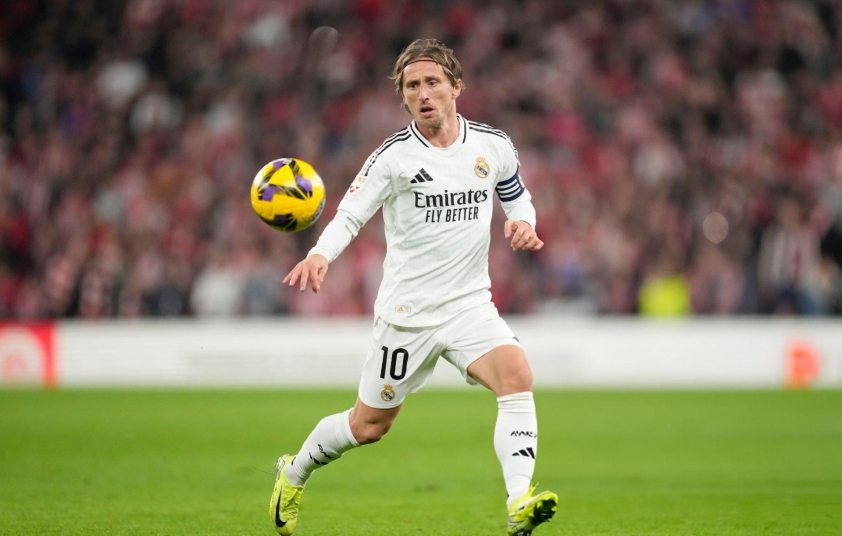 Real nhận tin 'sét đánh' từ Alphonso Davies; Modric có động thái mới 565744