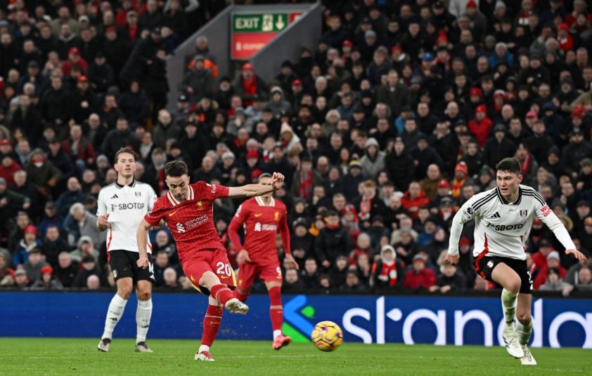 Thẻ đỏ tai hại, Liverpool vất vả cầm chân Fulham tại Anfield 569609