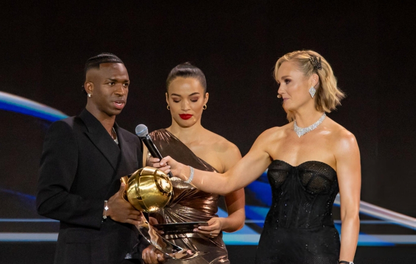 Vinicius khôn khéo đáp trả lời khen của Ronaldo 575711