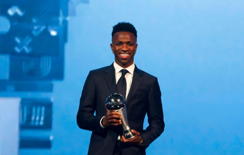 Vinicius khôn khéo đáp trả lời khen của Ronaldo 575700