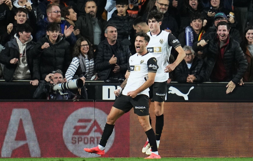 Vinicius nhận thẻ đỏ, Real ngược dòng kịch tính trước Valencia 578363