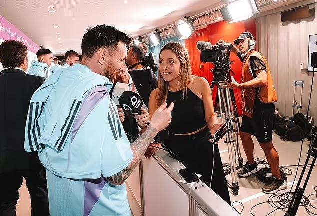 Dính tin đồn tình ai với Messi, nữ phóng viên 'chốt' 1 câu 579625