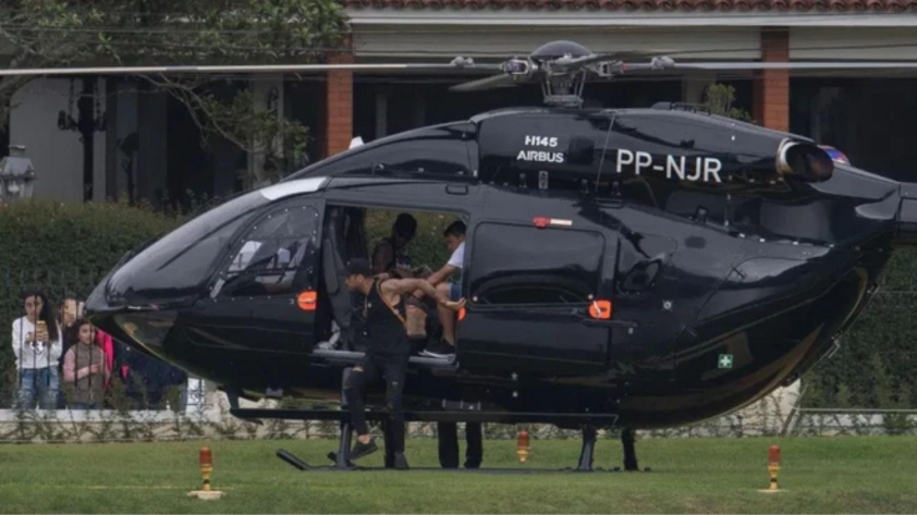 Neymar 'phải' đi trực thăng tới sân tập tại Santos 589709