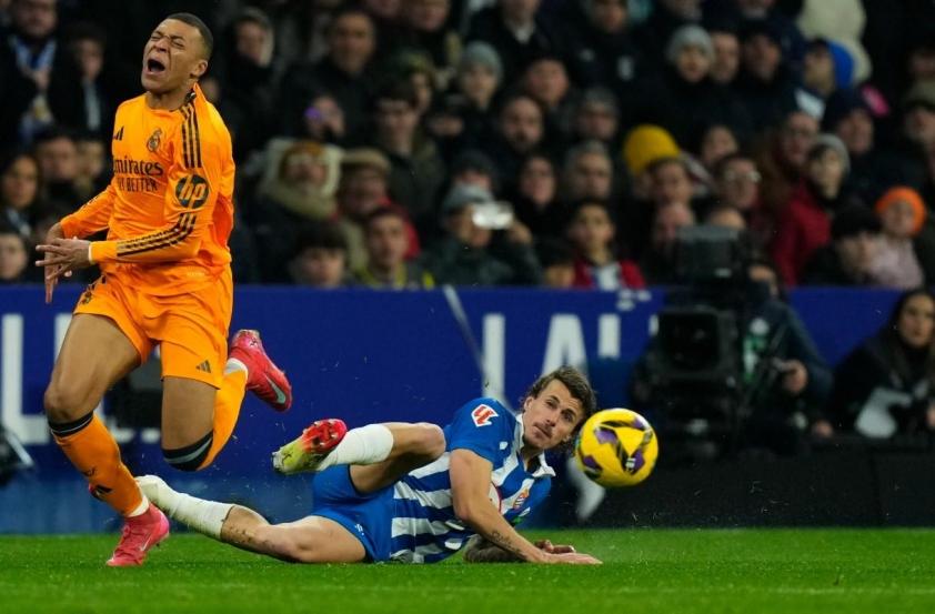 Real Madrid một mình chống lại cả La Liga 590266