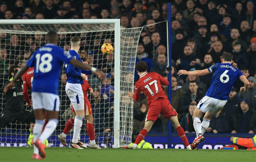 Van Dijk chỉ ra người 'châm ngòi' vụ ẩu đả tại derby Merseyside 592709
