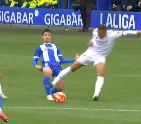 Trực tiếp Alaves 0-1 Real Madrid: 10 đấu 10 619790