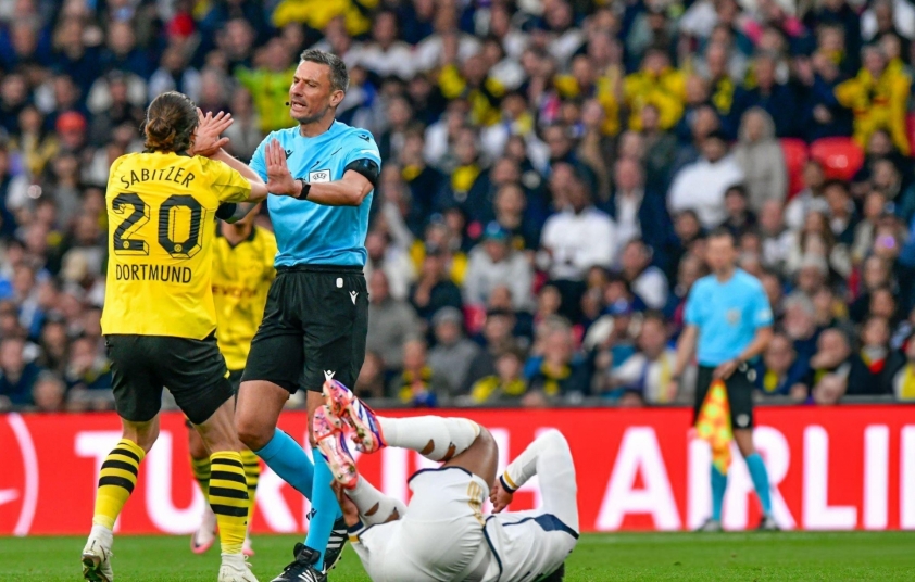 Trọng tài gây nhiều tranh cãi trận Arsenal vs PSG 627916