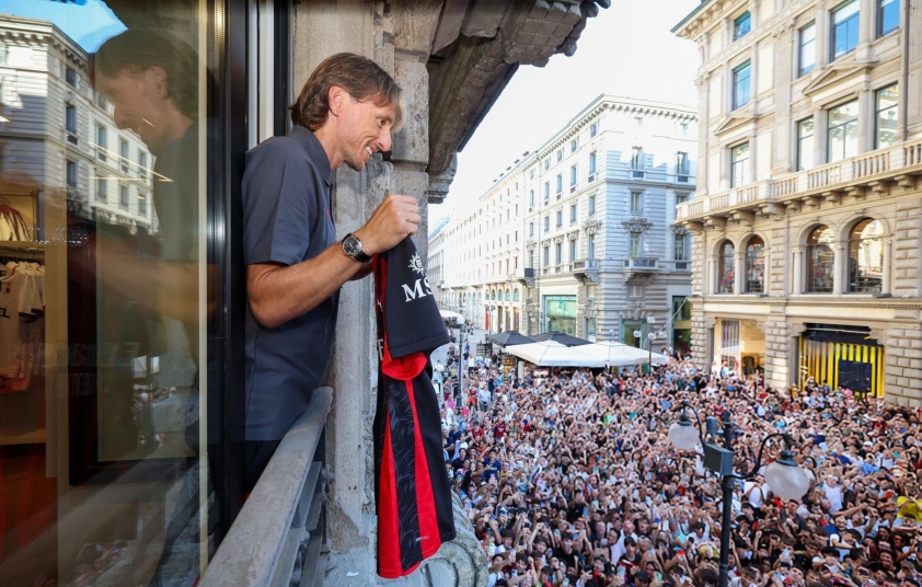 Modric tạo cơn sốt ngày ra mắt AC Milan 678501