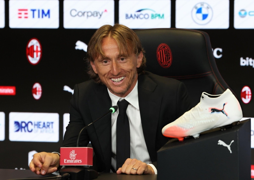 Modric tạo cơn sốt ngày ra mắt AC Milan 678502