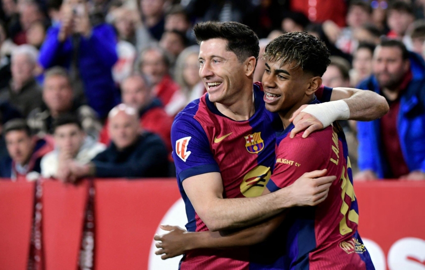 HLV Hansi Flick bị cấm chỉ đạo tại Champions League 681153
