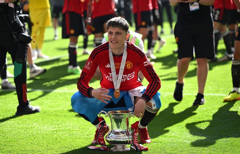 Messi khuyên đàn em rời Man Utd 696906