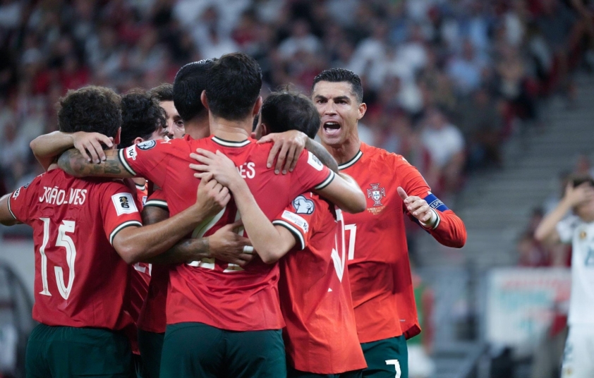 Ronaldo không ngừng bỏ xa Messi 702076