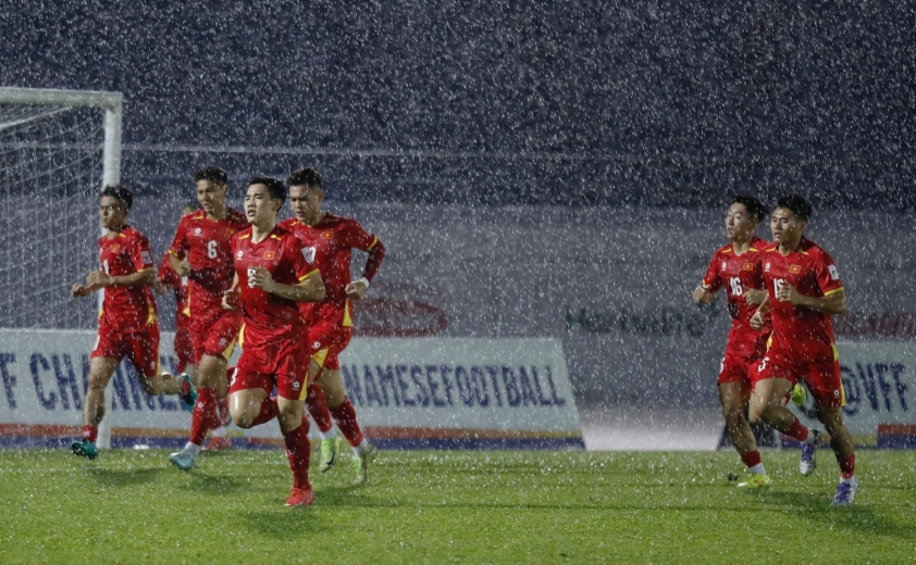 ĐT Việt Nam 'đội mưa' tập luyện sau chiến thắng trước Nepal 719798