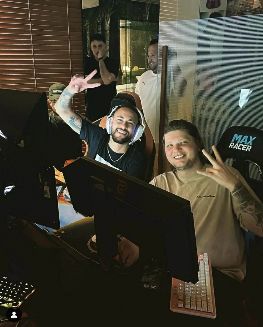 Neymar có màn trình diễn không hề kém cạnh S1mple trong một trận showmatch CS:GO 272017