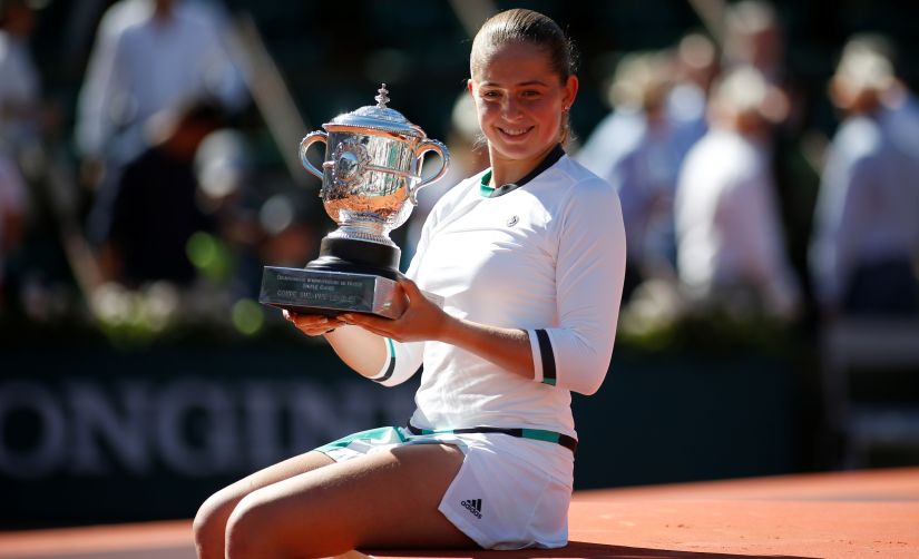 jelena-ostapenko-gay-chan-dong-roland-garros-2017