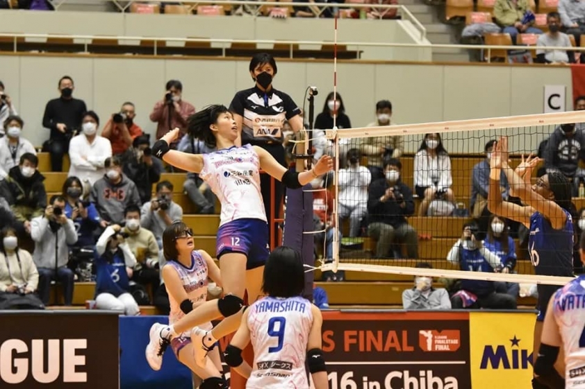 thanh-thuy-trong-mau-ao-pfu-blue-cats