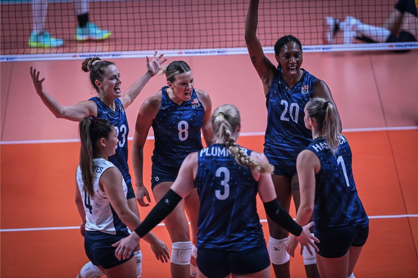 Đánh bại Trung Quốc, tuyển nữ Mỹ tiếp tục giữ số 1 trên bảng xếp hạng FIVB