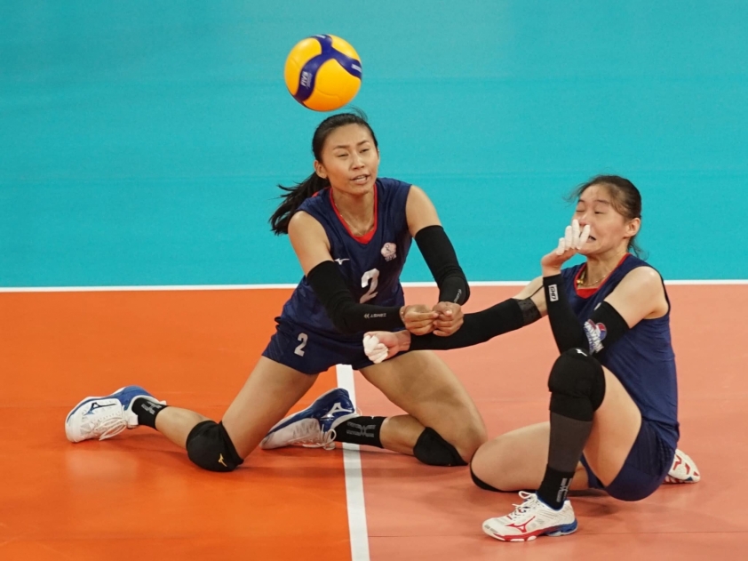NHM thắc mắc: Họ là VĐV bóng chuyền hay diễn viên hài vậy? 180317