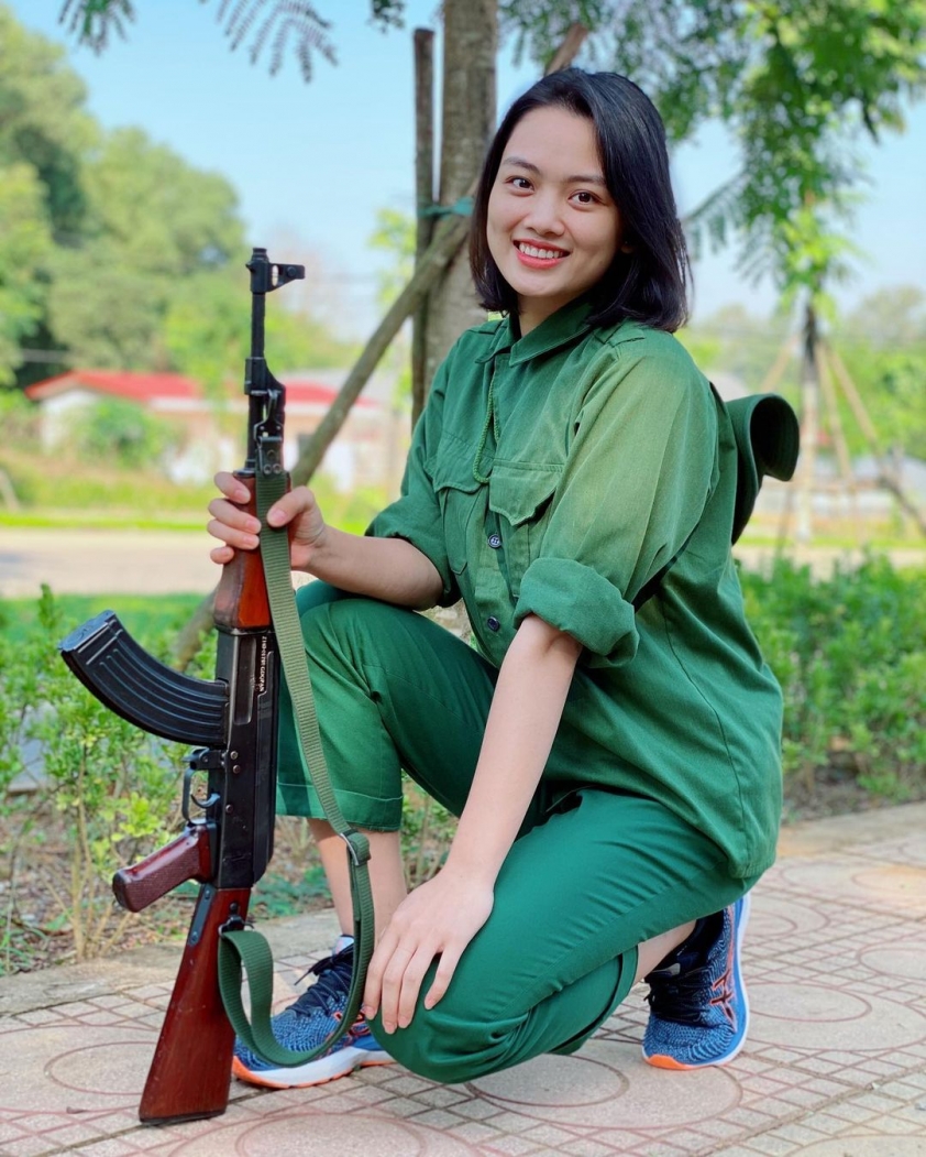 Hoa khôi bóng chuyền Thu Hoài rực rỡ như thế nào trong màu áo lính? 208171