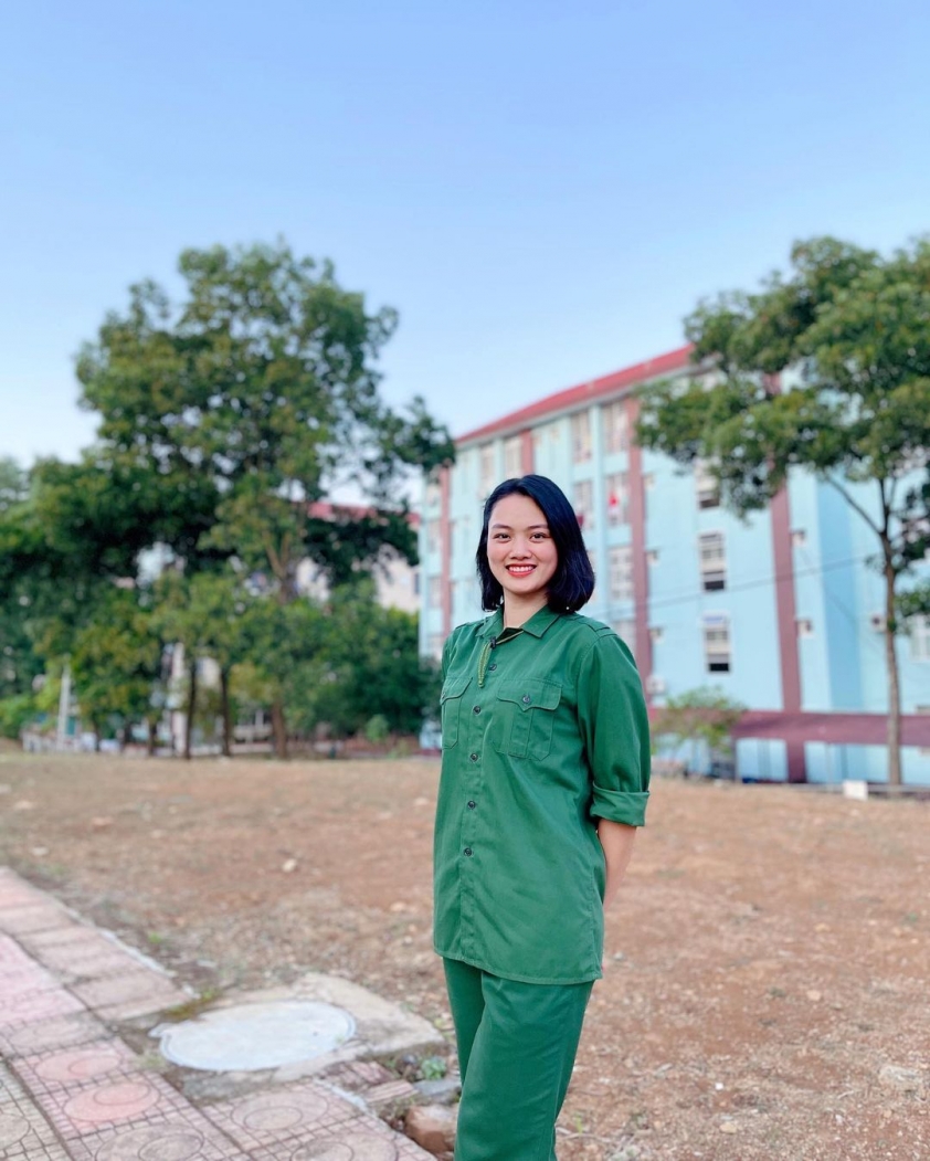 Hoa khôi bóng chuyền Thu Hoài rực rỡ như thế nào trong màu áo lính? 208174