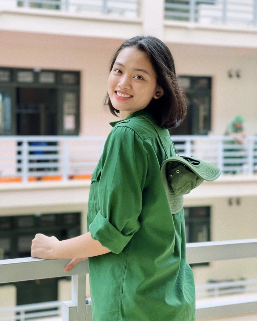Hoa khôi bóng chuyền Thu Hoài rực rỡ như thế nào trong màu áo lính? 208175