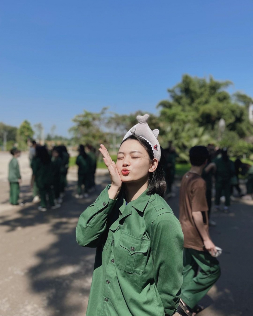 Hoa khôi bóng chuyền Thu Hoài rực rỡ như thế nào trong màu áo lính? 208180