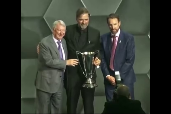 Khoảnh khắc cảm động giữa HLV Liverpool và huyền thoại Man United 141727