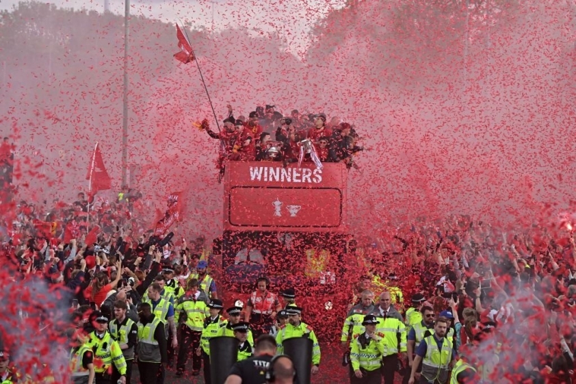 Sốc với cách CĐV Liverpool chào đón Salah và đồng đội trở về sau chung kết C1 142543