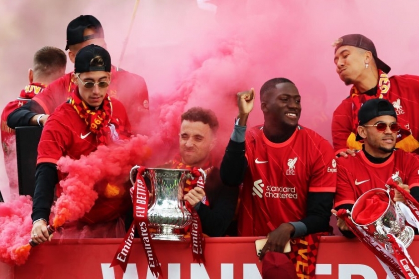 Sốc với cách CĐV Liverpool chào đón Salah và đồng đội trở về sau chung kết C1 142544