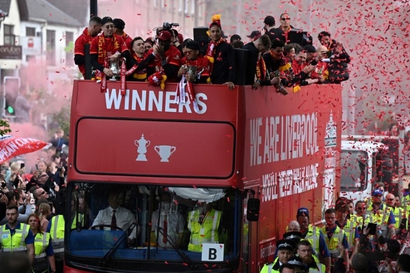 Sốc với cách CĐV Liverpool chào đón Salah và đồng đội trở về sau chung kết C1 142546
