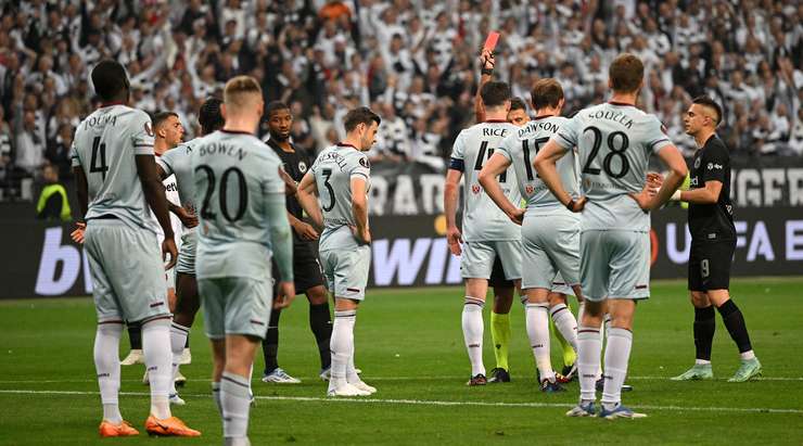 Chiếc thẻ đỏ của Aaron Cresswell đã khiến West Ham rơi vào thế khó ngay từ phút ban đầu