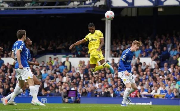 Rico Henry đưa Brentford vượt lên dẫn trước