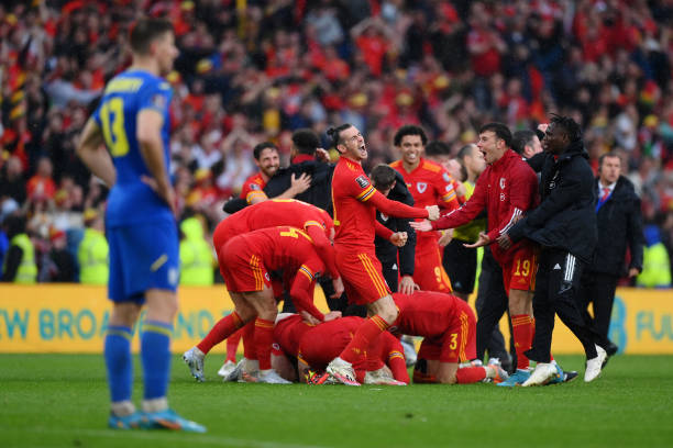 Niềm vui của các cầu thủ Xứ Wales đối lập với những giọt nước mặt của đội tuyển Ukraine