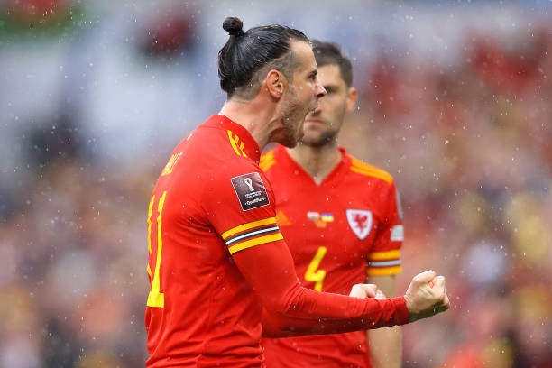Bale có cú đá phạt hiểm hóc khiến Andriy Yarmolenko đánh đầu phản lưới nhà