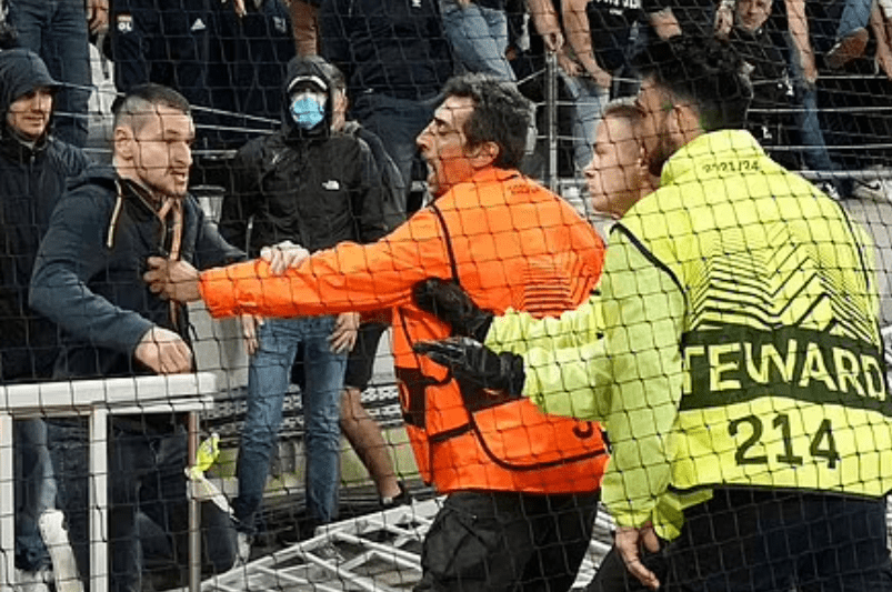 CĐV Lyon bạo loạn, đòi lao vào sân đánh cầu thủ sau trận thua West Ham 127495