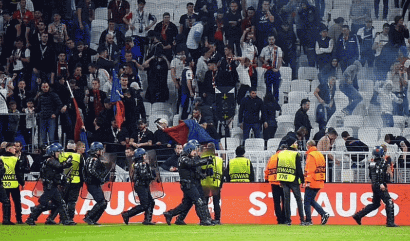 CĐV Lyon bạo loạn, đòi lao vào sân đánh cầu thủ sau trận thua West Ham 127496