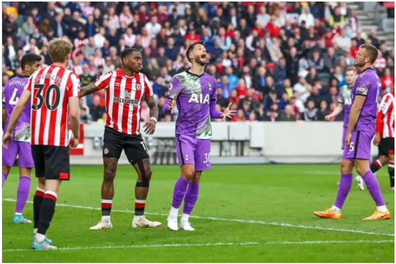 Tottenham (áo tím) tiếp tục có một trận đấu thiếu sức sống nữa sau trận thua cuối tuần trước (Ảnh: Internet)