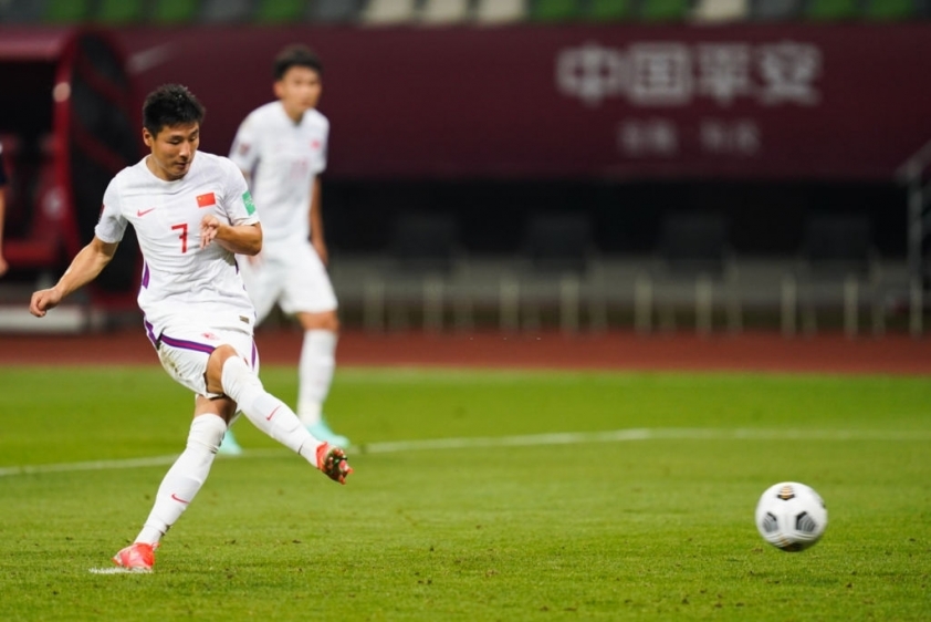 Wu Lei mở tỉ số cho Trung Quốc trên chấm 11m (Ảnh: Getty)