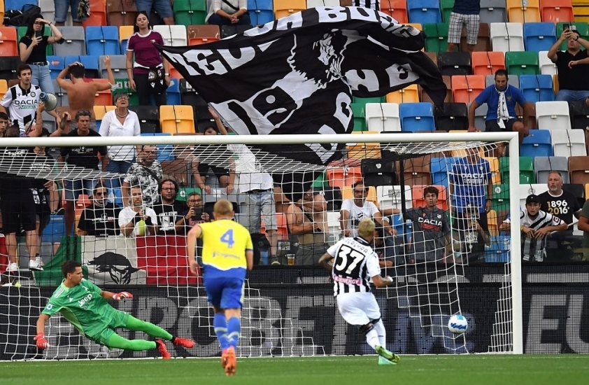Udinese quân bình tỉ số nhờ những sai lầm của thủ thành Szczesny