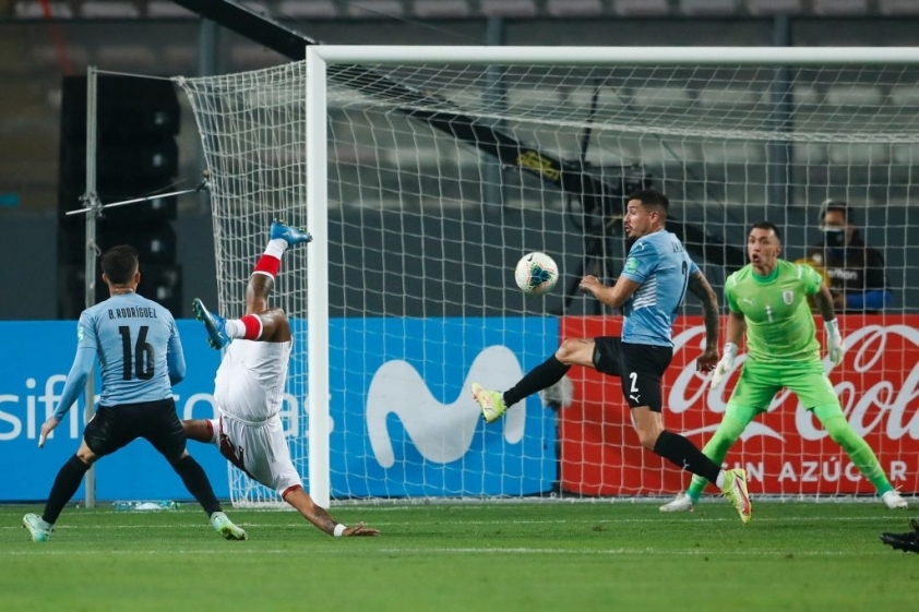 Peru gây ấn tượng với siêu phẩm mở tỉ số của Tapia (Ảnh: Getty)