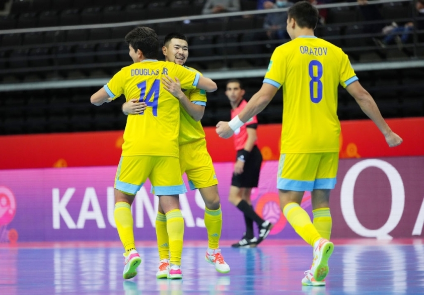 Kazakhstan sớm có hai bàn thắng vươn lên dẫn trước