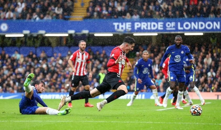Chilwell mắc lỗi khiến Chelsea phải nhận bàn thua đầu hiệp hai