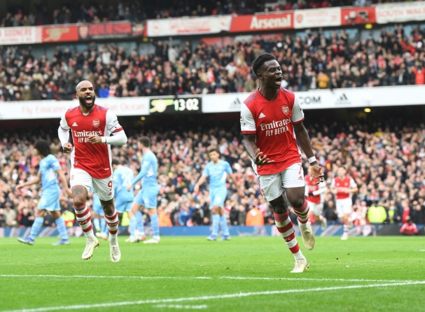 Arsenal sớm vươn lên dẫn trước Man City