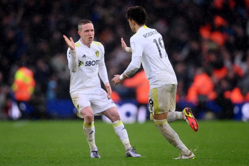 Leeds bất ngờ gỡ hòa 2-2 đầu hiệp hai