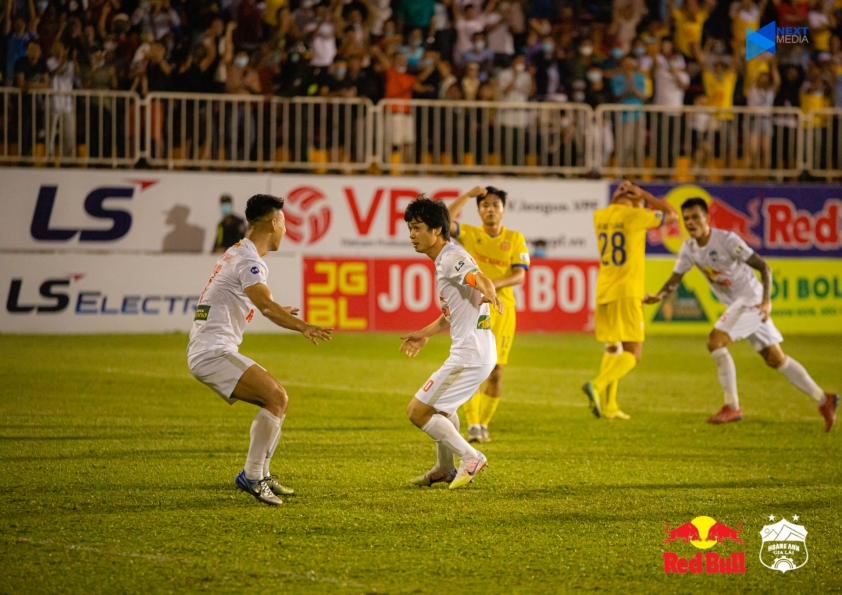 HLV Kiatisak: 'Chúng tôi may mắn khi giành 3 điểm' 35955