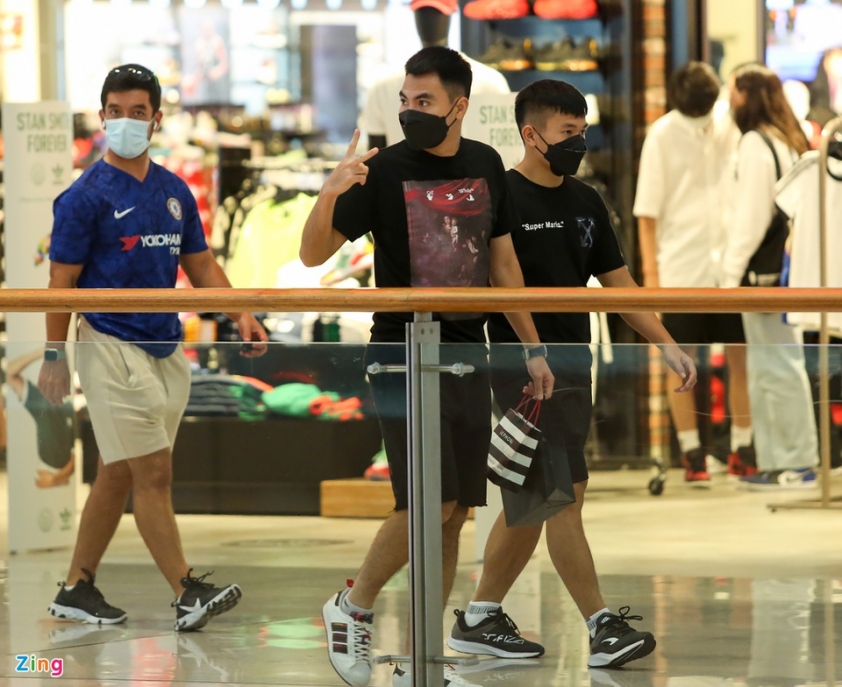 ĐT Việt Nam tranh thủ đi mua sắm ở Dubai 50199