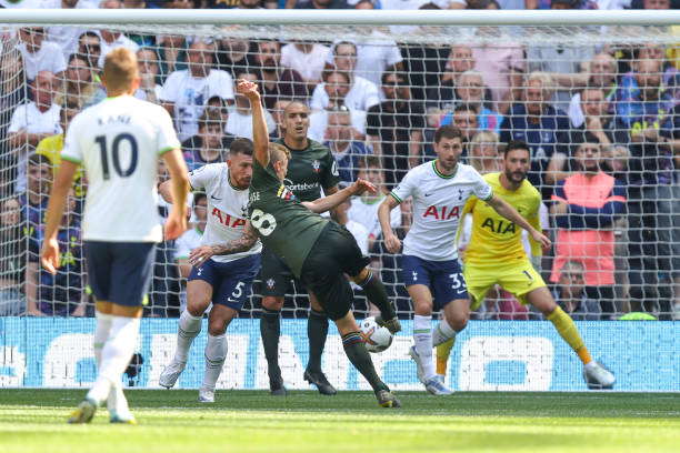Tottenham bị James Ward-Prowse dội gáo nước lạnh ngay từ những phút đầu tiên của trận đấu. Ảnh: Internet