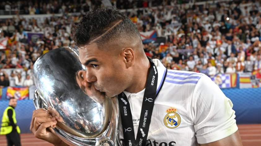 casemiro-tuyen-bo-mu-vi-dai-nhat-nuoc-anh-trong-ngay-chinh-thuc-mang-dong-mau-quy (2)