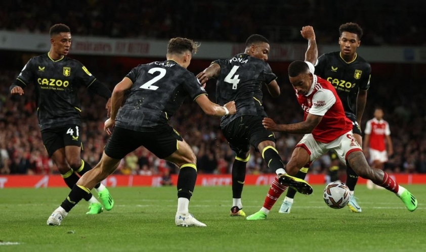 Các cầu thủ Aston Villa tỏ ra bất lực trong việc ngăn chặn bộ đôi người Brazil của Arsenal. Ảnh: Internet