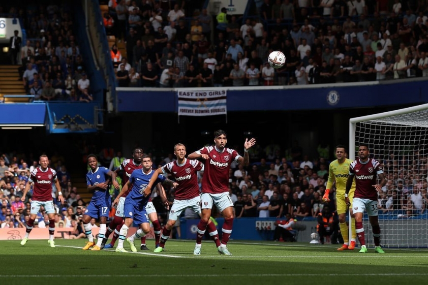 Chelsea được hưởng tới 9 quả phạt góc trong hiệp 1 nhưng không thể tận dụng thành công. Ảnh: Internet
